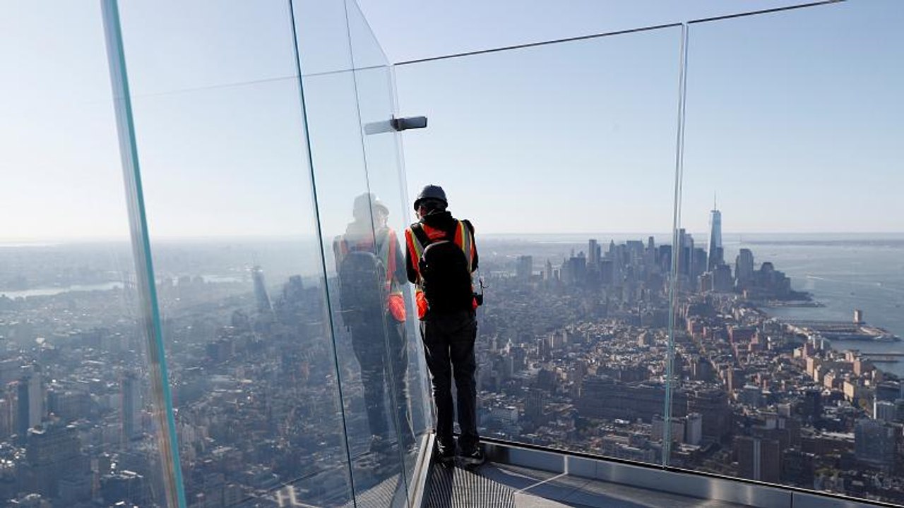 New york: aussichtsplattform mit glasboden in 345 metern höhe