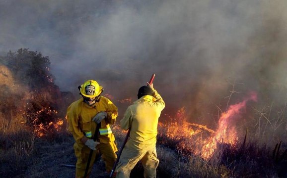 Cierran autopista Tijuana-Ensenada por incendios forestales