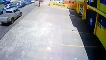 Câmera mostra indivíduo entrando em empresa para supostamente furtar bicicleta