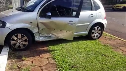 Veículo derruba cerca de quartel após acidente