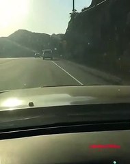 Cet automobiliste conduit avec le tuyau de la pompe à essence accroché à sa voiture !