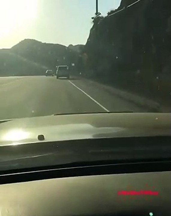 Cet automobiliste conduit avec le tuyau de la pompe à essence accroché à sa voiture !