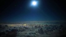 Un pilote filme son vol de nuit au-dessus des nuages : magnifique