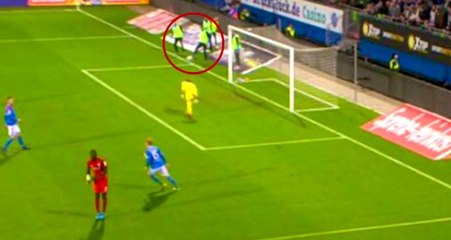 Almanya'da ilginç pozisyon! Saha dışındaki oyuncu penaltı yaptırdı