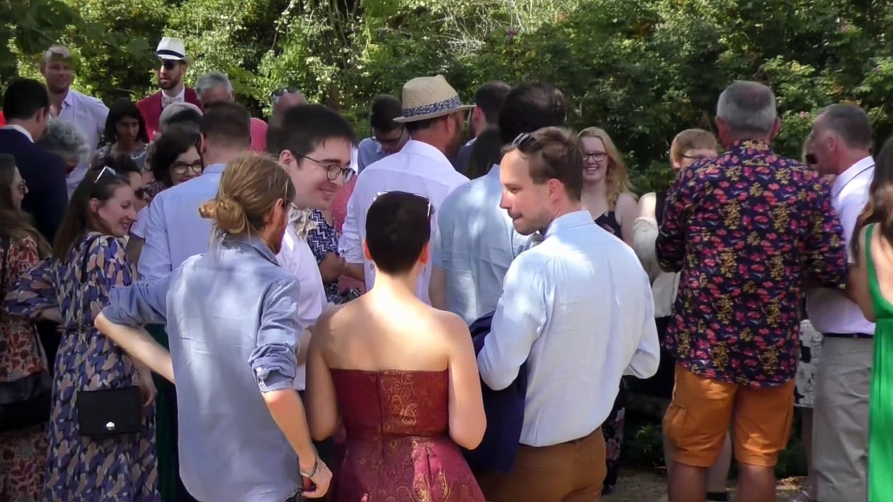 Mariage A&C : rassemblement et jeté de bouquet