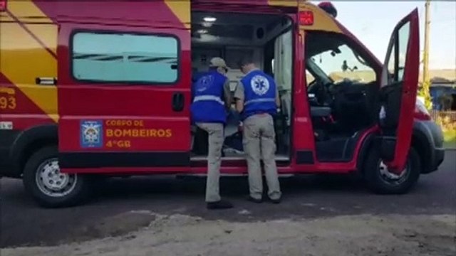 Homem com corte no rosto é socorrido pelo Siate