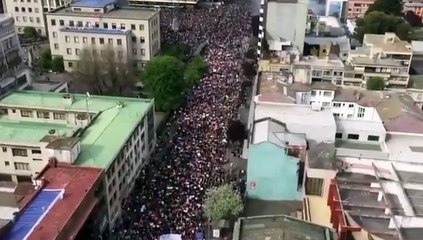 Miles de manifestantes se suman a 'La marcha más grande de Chile'