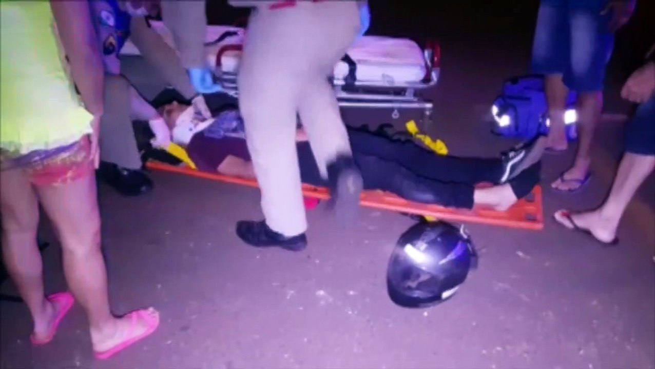 Jovem sofre lesão no tornozelo após colisão entre carro e moto