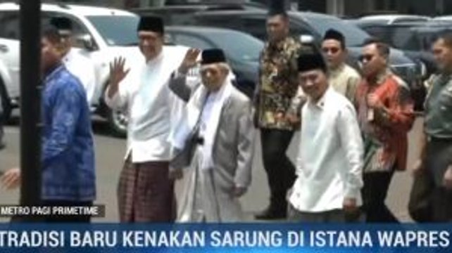 KH Ma'ruf Amin dan Staf Kompak Bersarung saat Salat Jumat