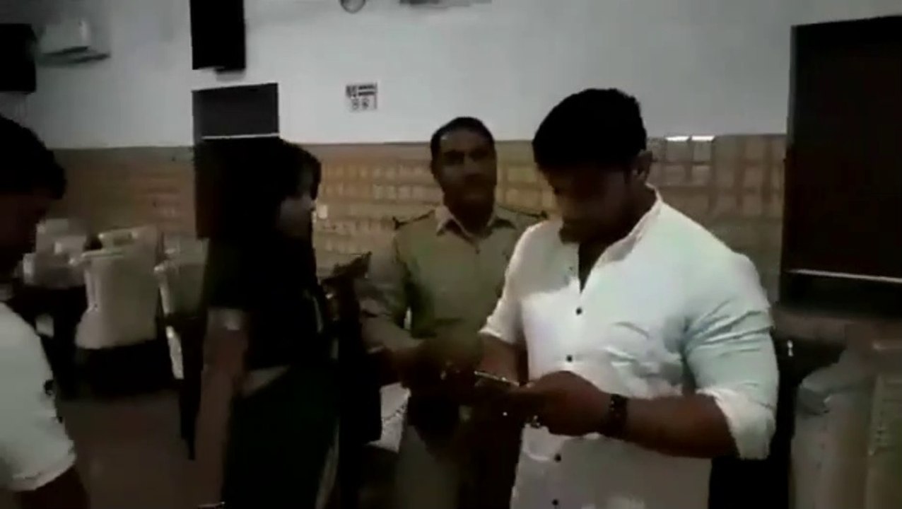 Full_video_of_merutl_daroga_slapped _by_hotel_owner