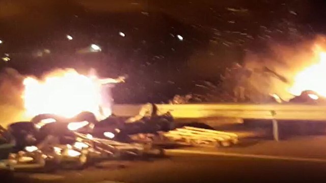 A los camioneros se les hinchan los 'coj***s' y corren en pelo a los violentos CDR de la barricada en la autopista
