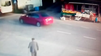 Talihsiz kaza kamerada... Durduğu minibüs 92 yaşındaki adamın sonu oluyordu