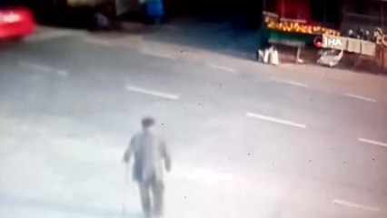 Talihsiz kaza kamerada... Durduğu minibüs 92 yaşındaki adamın sonu oluyordu