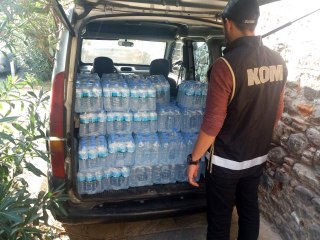 Sahte içkilere, su görüntüsü vermek için pet şişelerin içine doldurdular