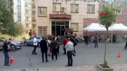 Hdp önünde oturan baba: bir fırsatını buldun mu kaç gel