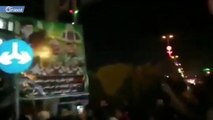 متظاهرون عراقيون يمزقون صورة خامينئي بكربلاء