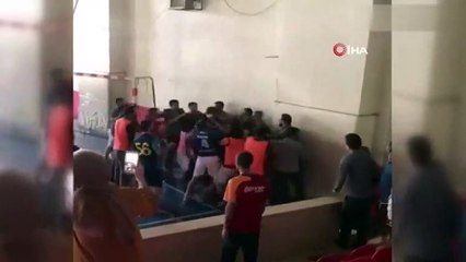 Öğretmenler birbirine girdi, öğrenciler ayırdı!