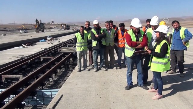 Asya ile Avrupa'yı birbirine bağlayan demir yoluna kadın eli değdi - KARS