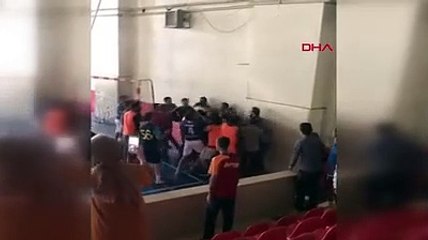 Öğretmenler kavga etti, öğrenciler ayırdı