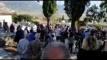 Pamje nga Bularati- Ceremoni përkujtimore te varrezat, të pranishëm familjarët e Kacifasit (VIDEO)