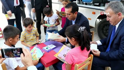 Gezici minibüs köy çocuklarına kitap taşıyor..’Okumak yolda olmaktır’