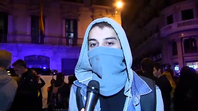Encapuchados independentistas explican los motivos de su movilización en Cataluña
