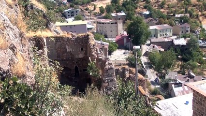 Çukurca'daki 4 asırlık taş evlerin restorasyonu sürüyor - HAKKARİ