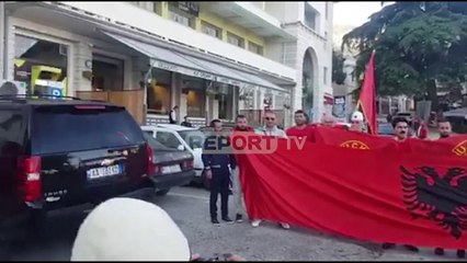 Me kenge patriotike dhe me flamuj shqiptar, protesta ne Gjirokaster ne 1 vjetorin e vrasjes Kacifas