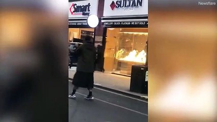 Bystanders take action against armed robbers in Shepherd's Bush