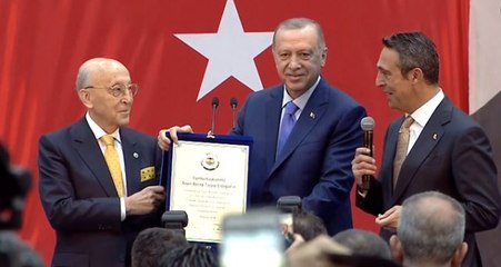 Fenerbahçe'den Cumhurbaşkanı Erdoğan'a 25. yıl plaketi verildi!