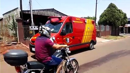 Bombeiros socorrem vítima de queda de plano elevado, no Interlagos