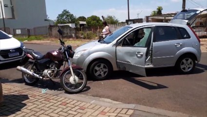 Carro e moto batem no Coqueiral, em Cascavel
