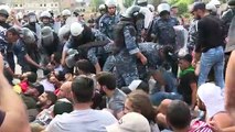 الشارع يواصل التحدي في لبنان لليوم العاشر على التوالي رغم الضغط لفتح الطرقات