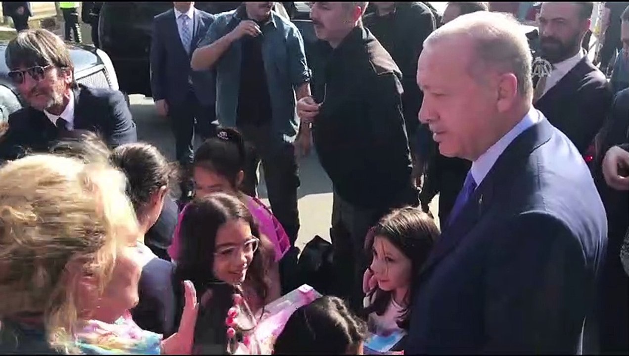 Cumhurbaşkanı Recep Tayyip Erdoğan çocuklara hediye dağıttı - İSTANBUL