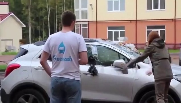 Elle pense saccager la voiture de son ex mais se plante d'auto