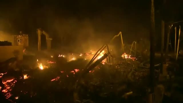 California lucha contra las llamas con el viento en contra