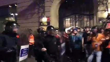 Manifestants fan retrocedir els Mossos d'Esquadra a la Via Laietana