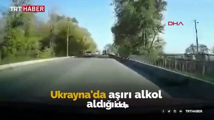 Hareket halindeki ambulanstan yola düştü