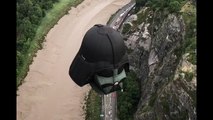 Cette montgolfière Dark Vador vole au-dessus de Britsol en Angleterre