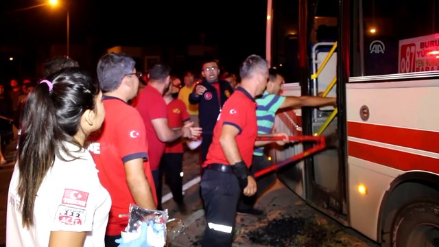 Kamyonetle çarpışan halk otobüsü evin balkonuna girdi: 5 yaralı - ADANA