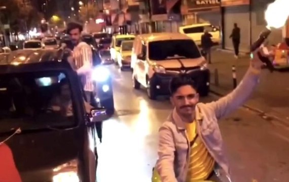 Asker eğlencesinde magandalar trafikte havaya ateş açtı