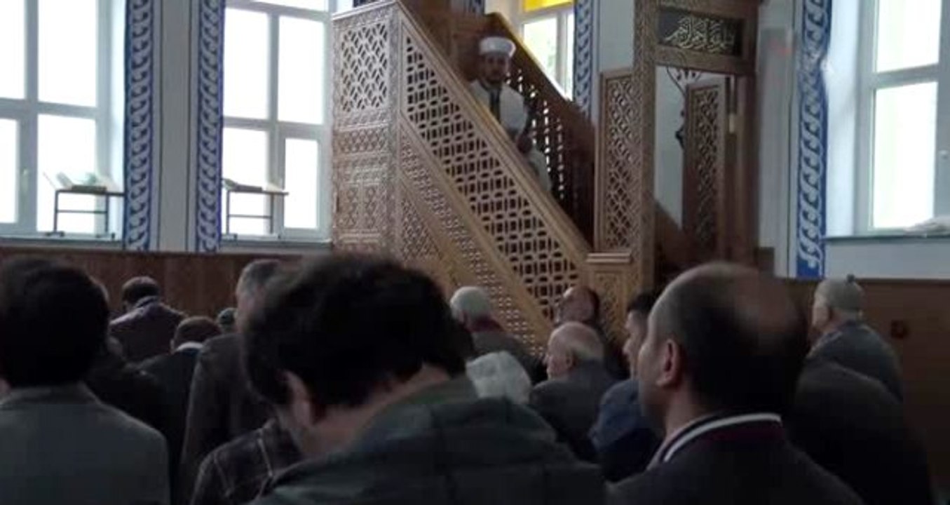 Cemaati şaşırtan gelenek! Bu camide imamlar 944 yıldır hutbeye kılıçla çıkıyor