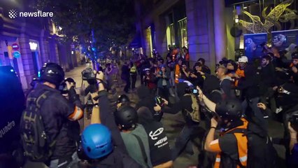 Police clash with pro-indpendence protesters in Barcelona