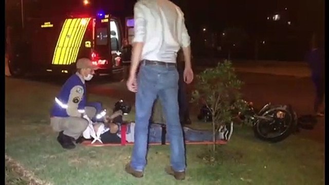 Colisão envolvendo carro e moto deixa duas pessoas feridas no Bairro Fag