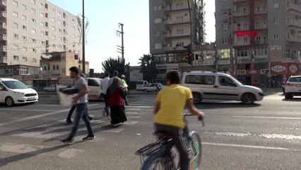 Mardin trafikte zorlanan engelliye polis aracıyla kalkan oldu