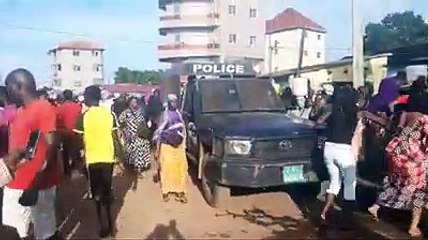 Fait inédit à Conakry: une femme mobilise une foule pour empêcher son mari d'avoir une seconde épouse...