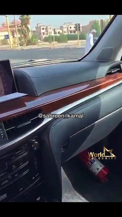 سيدة كويتية تقلب مواقع التواصل بتصرفها نحو عجوز مسن