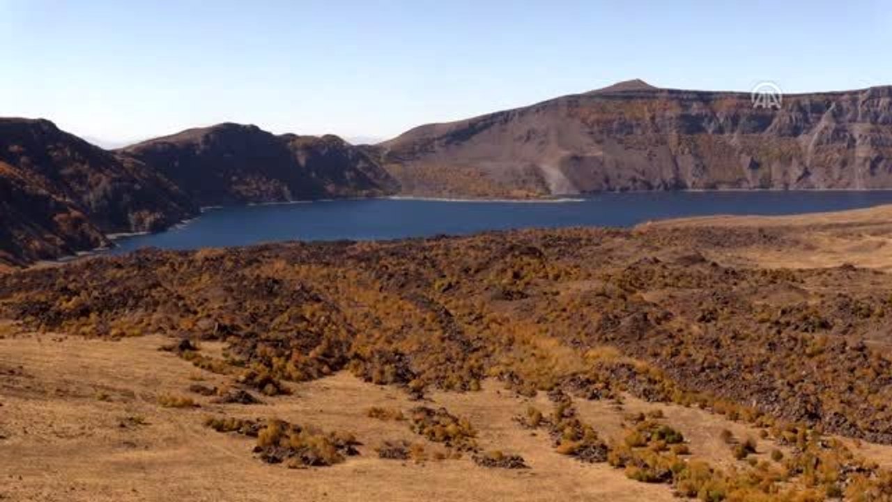 Nemrut Krater Gölü sonbahar renkleriyle büyülüyor
