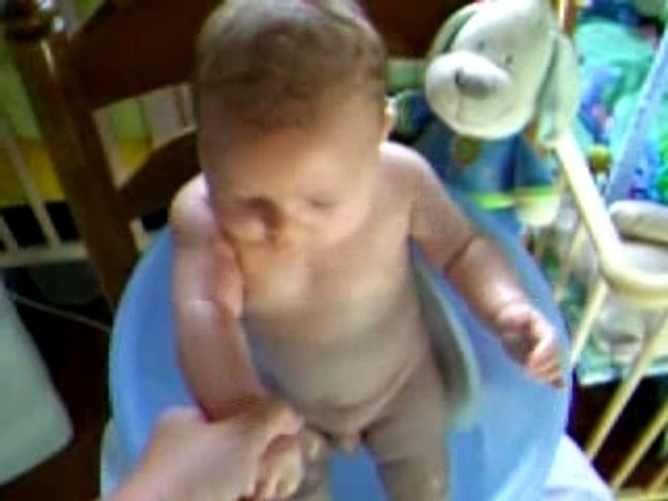 Emilien dans la baignoire 3 mois