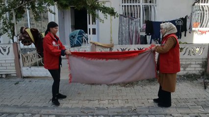 Gönüllü gençler engelli ailenin evini temizledi - KÜTAHYA